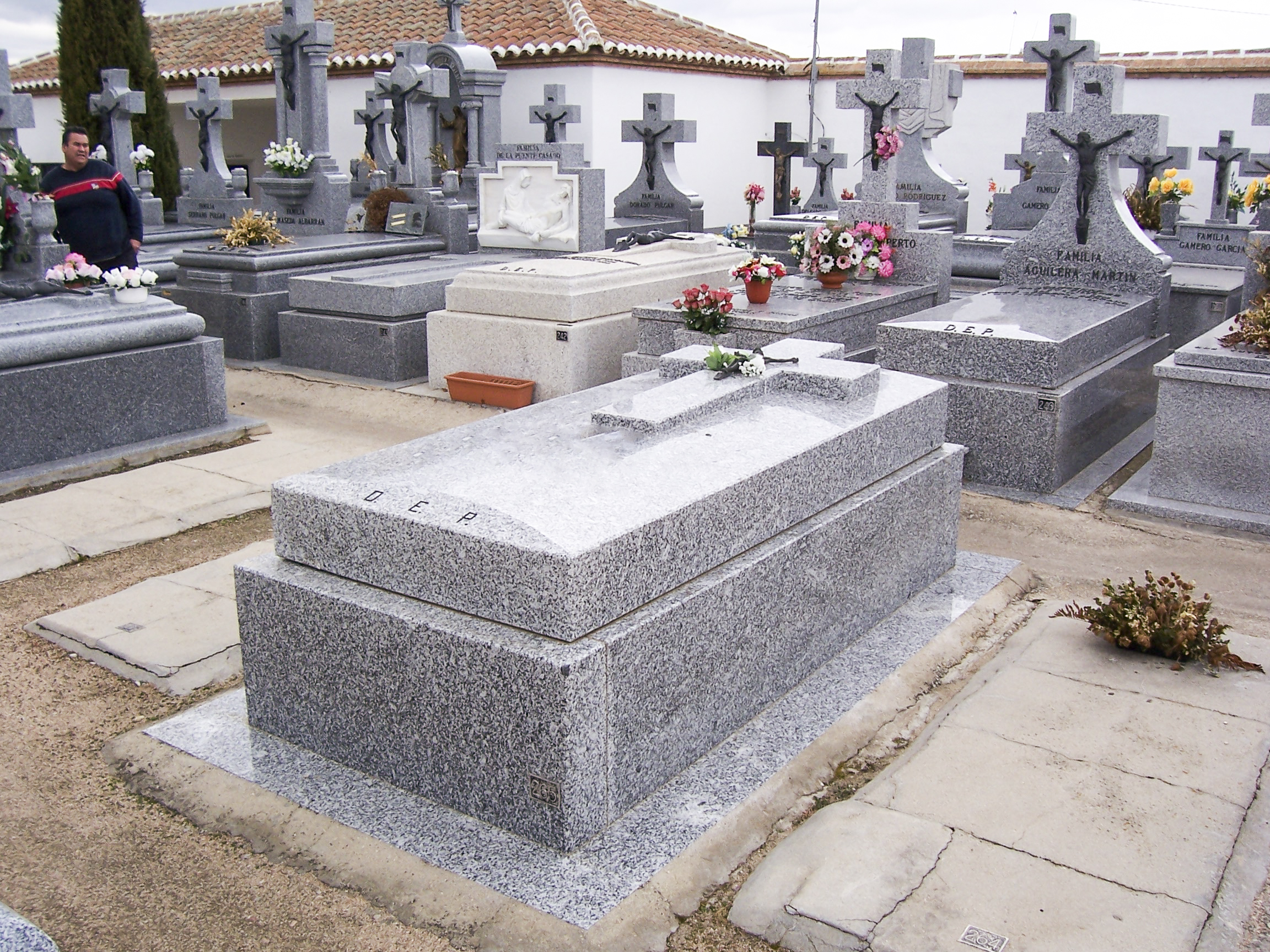 Arte funerario en marmol y granito